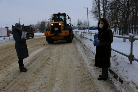 Единороссы проконтролировали качество расчистки от снега остановок в Серебряных Прудах управляющими компаниями