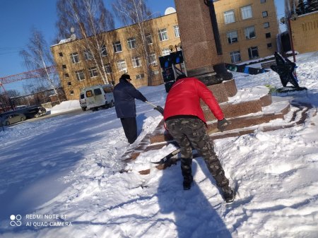 УБОРКА ПАМЯТНЫХ МЕСТ ОТ СНЕГА СТАРТОВАЛА В СЕРЕБРЯНЫХ ПРУДАХ