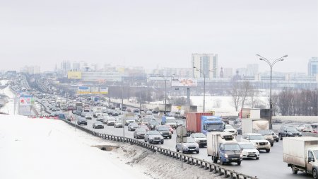 Грузовики продолжат блокировать МКАД в снегопады