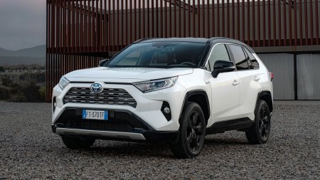 Toyota начала продажи «подключенного» RAV4 в России