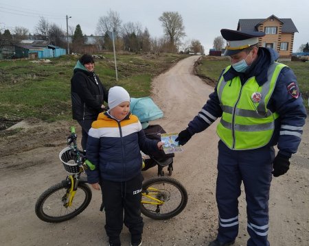 Сотрудники Госавтоинспекции в Серебряных Прудах провели профилактическую акцию «Засветись, велосипедист!»