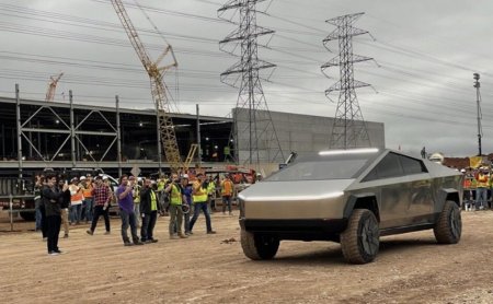 Илон Маск приехал на завод Tesla на пикапе Cybertruck. Очевидцы сделали много фотографий