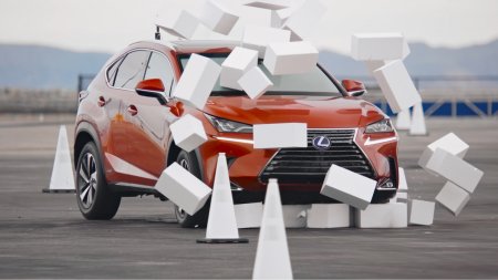 Видео: Lexus ослепил водителей ради безопасности