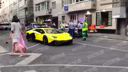 В Москве эвакуировали желтую Lamborghini. У нее было несколько номеров, а раньше она принадлежала футболисту Кокорину