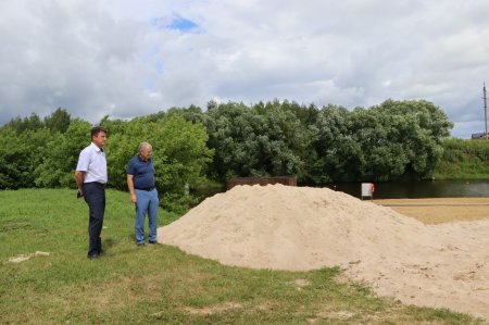 Продолжаем завоз песка на пляж в Парке "Серебряный"