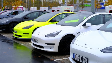 Мир перевернулся: новенькие Tesla отдают покупателям с дырками вместо USB портов