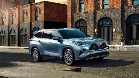 Toyota Highlander обзавелся новыми опциями и подорожал для россиян: от 4,1 млн рублей