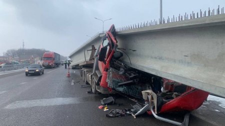 Громадная бетонная балка уничтожила грузовик, но водитель выжил (видео)