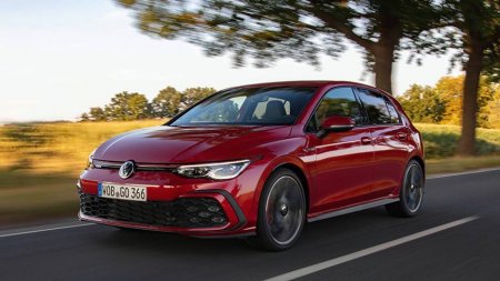 Volkswagen Golf стал роскошью для россиян: хэтчбек обзавелся опциями премиум-авто