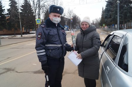 Сотрудники ГИБДД ОМВД России по г.о. Серебряные Пруды приняли участие в акции «Цветы для автоледи»