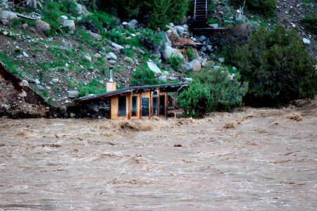 Национальный парк Йеллоустоун погрузился под воду, с чем это связано?