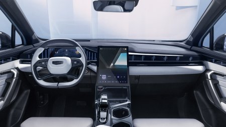 Geely удивила футуристичным интерьером нового Atlas