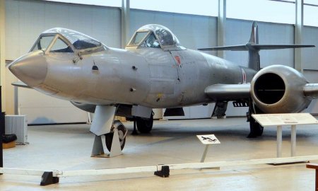 Самолет Gloster Meteor F8 или почему авиастроители отказались от “лежачей” кабины