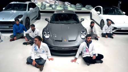 «Зелёные» приклеились к полу в салоне Porsche и очень пожалели об этом