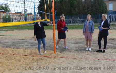 ЕДИНОРОССЫ СЕРЕБРЯНЫХ ПРУДОВ ПРОИНСПЕКТИРОВАЛИ НОВУЮ СПОРТИВНУЮ ПЛОЩАДКУ