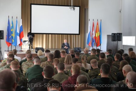 Спикер Мособлдумы напомнил, что Президент неоднократно подчёркивал – добровольцы, контрактники, мобилизованные, должны пользоваться равными соцгарантиями и мерами господдержки.