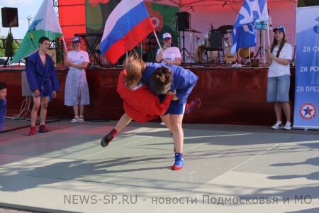 В СЕРЕБРЯНЫХ ПРУДАХ ПРОШЛИ ПОКАЗАТЕЛЬНЫЕ ВЫСТУПЛЕНИЯ ПО САМБО В ДЕНЬ МОЛОДЕЖИ