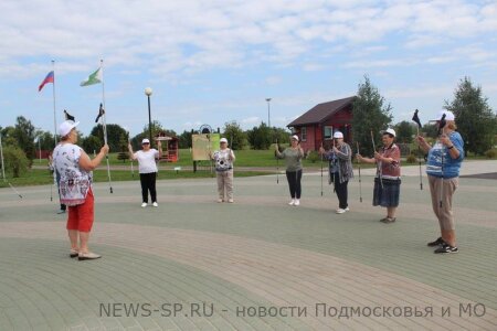 Занятия по скандинавской ходьбе организовали единороссы для долголетов