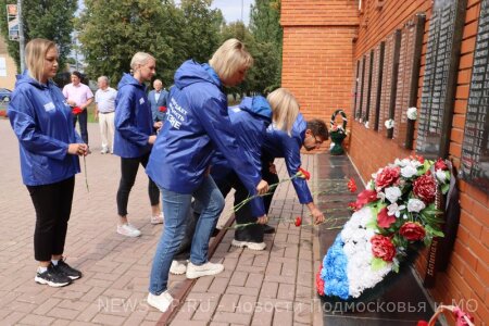 Партийцы приняли участие в церемонии возложения цветов в годовщину победы в Курской битве