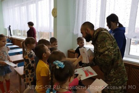 Встречу с военнослужащим провели в детском саду партийцы