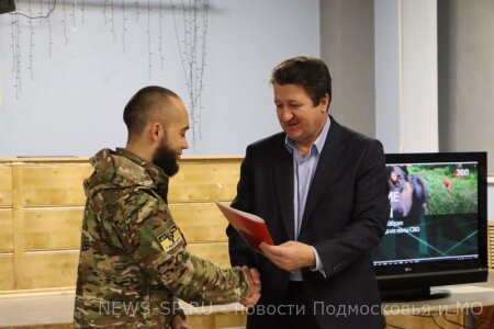 В Центральном доме культуры Серебряных Прудов молодёжь и юнармейцы встретились с действующим бойцом СВО