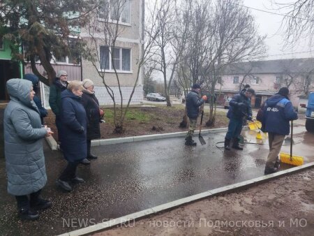 Обход дворовых территорий провели партийцы