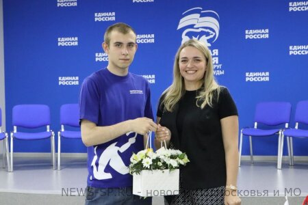 Партийцы поздравили представительницу бизнес-сообщества с профессиональным праздником