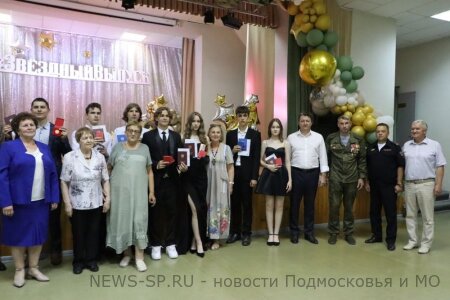 Олег Павлихин вручил медали выпускникам-отличникам