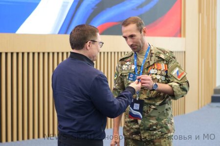 Владимир Якушев вручил партбилеты «Единой России» участникам СВО, победителям предварительного голосования партии в Подмосковье