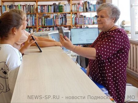 Муниципальный депутат Ирина Денисова организовала экскурсию для детей в центральную библиотеку Серебряно-Прудского округа.