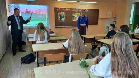 Партийцы поздравили школьников, педагогов и родителей с Днем знаний