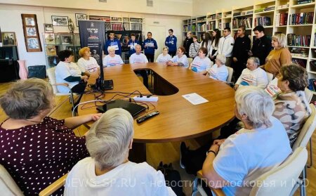 Молодогвардейцы провели урок цифровой грамотности для старшего поколения