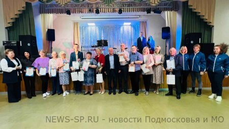 К поздравлениям учителей присоединились Серебрянопрудские партийцы