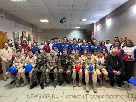 Урок мужества провели партийцы вместе с ветеранами СВО для подрастающего поколения